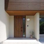 落ち着きのある玄関の外観　岐阜県加茂郡の平屋　施行事例