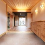 奥行きある廊下へと続く玄関　愛知県春日井市の平屋　施行事例