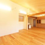 高い木の質感に包まれるリビングダイニング　愛知県春日井市の平屋　施行事例