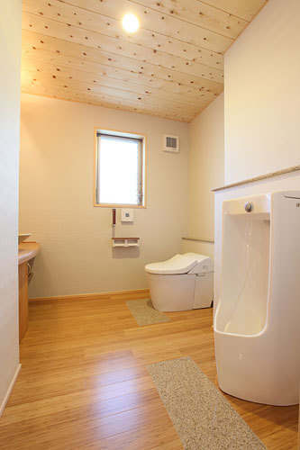 トイレは広い空間に男性用も設けて機能的　愛知県春日井市の平屋　施行事例