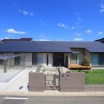 カーポートと芝庭の景観が爽快な平屋外観　愛知県豊川市の平屋　施行事例