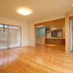 リビングは木の温かさが溢れ開放的なスペース　愛知県豊川市の平屋　施行事例