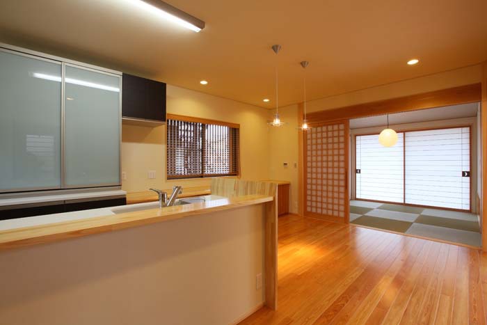 ダイニングキッチンから和室への導線も広々　愛知県豊川市の平屋　施行事例