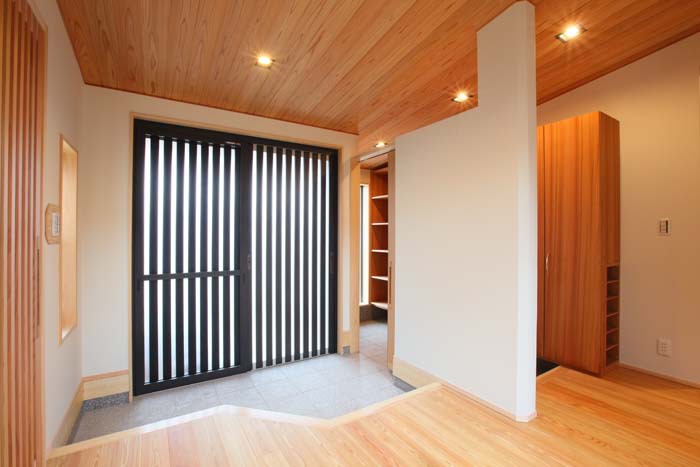 質感高く収納スペースを十分に確保した玄関　愛知県豊川市の平屋　施行事例