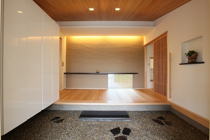 スペース広く洗練された空間の玄関　愛知県長久手市の平屋　施行事例