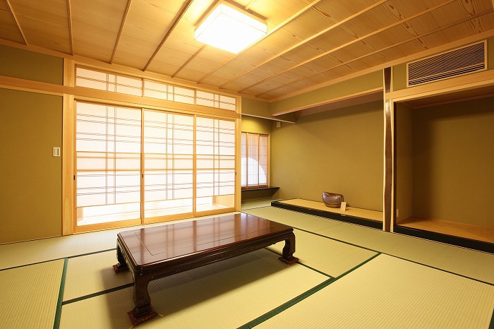 和室にマッチする重厚なテーブル　愛知県長久手市の平屋　施行事例