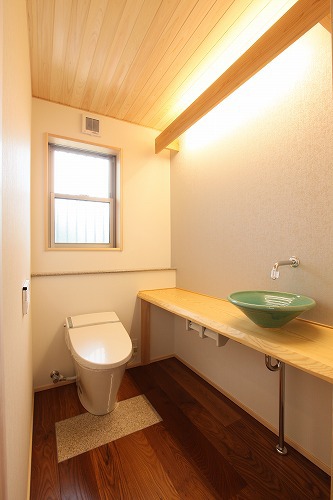 スペース広く和の上品さを感じるトイレ　愛知県長久手市の平屋　施行事例
