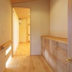 奥行きを感じさせる玄関　愛知県小牧市の平屋　施行事例