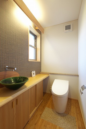 清潔感に溢れスペース十分のトイレ　愛知県小牧市の平屋　施行事例