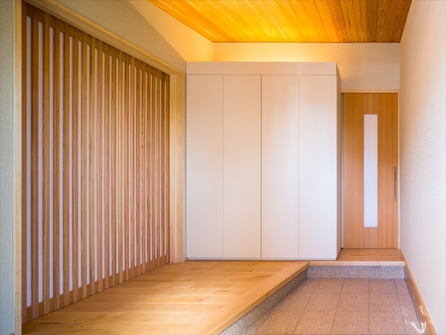 デザイン性と使いやすさを両立した玄関　愛知県春日井市の平屋　施行事例