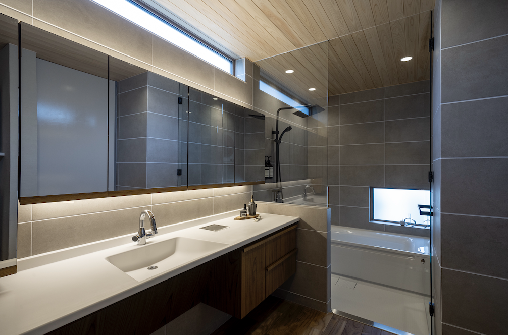 一体感と機能性を両立した、洗面所と浴室 | 三和木の家